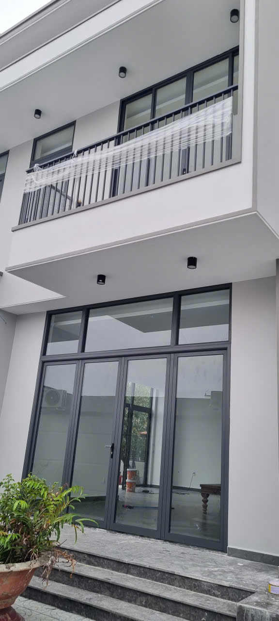 Hệ cửa nhôm Xingfa kết hợp vách kính tại nhà ở