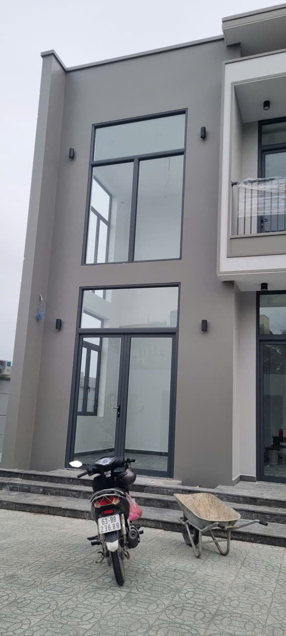 Cửa nhôm kính mặt tiền nhà ở