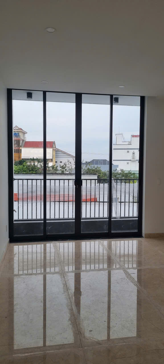 Cửa nhôm kính mở lùa hướng ra ban công