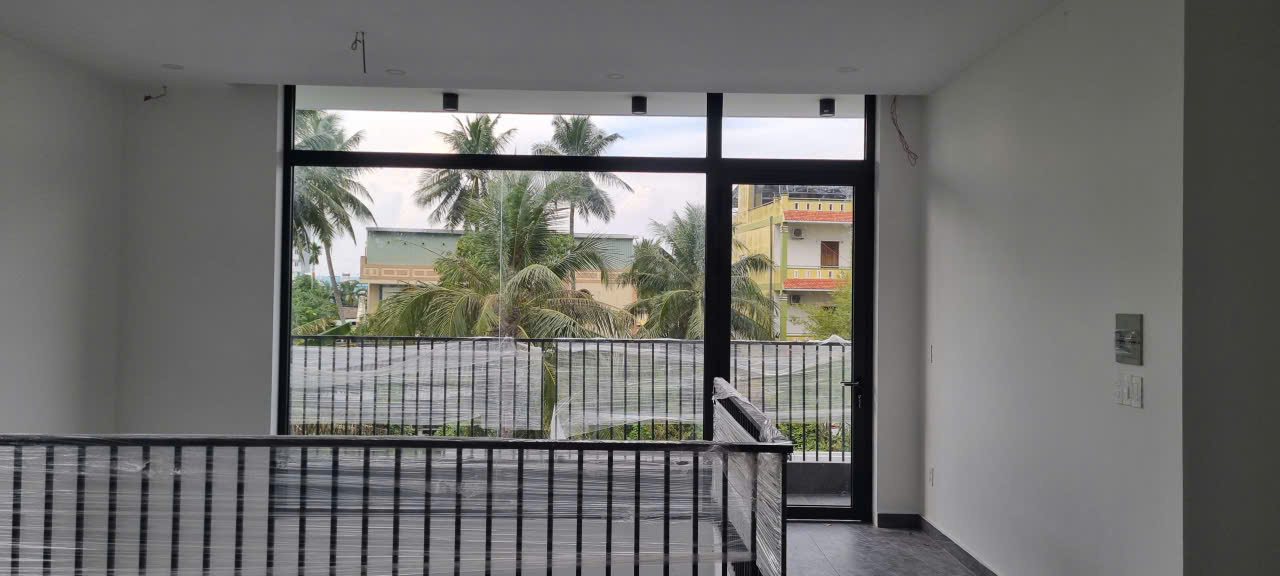 Hệ cửa nhôm kính mở ra ban công