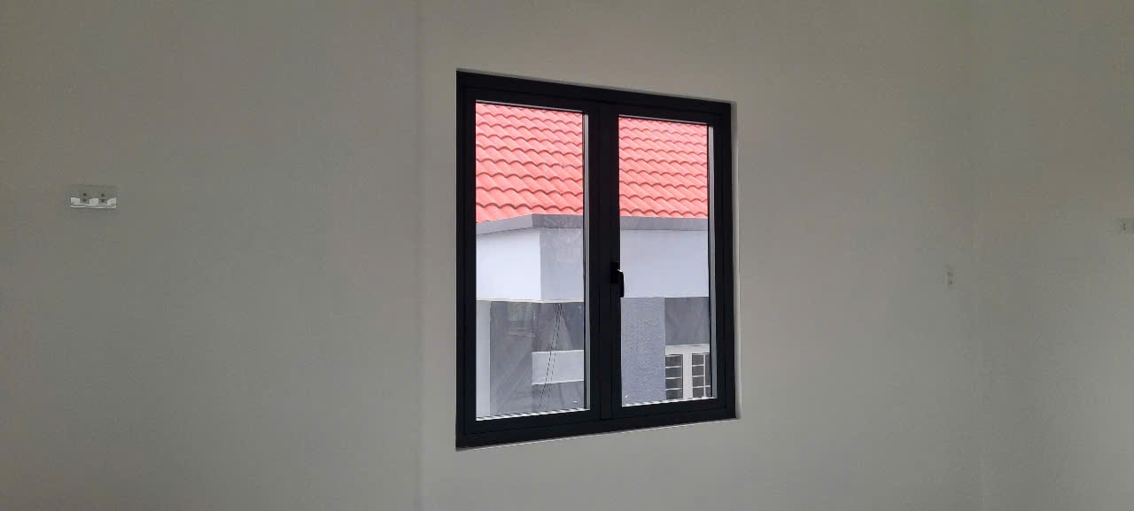 Cửa sổ nhôm màu tối trên tường sáng