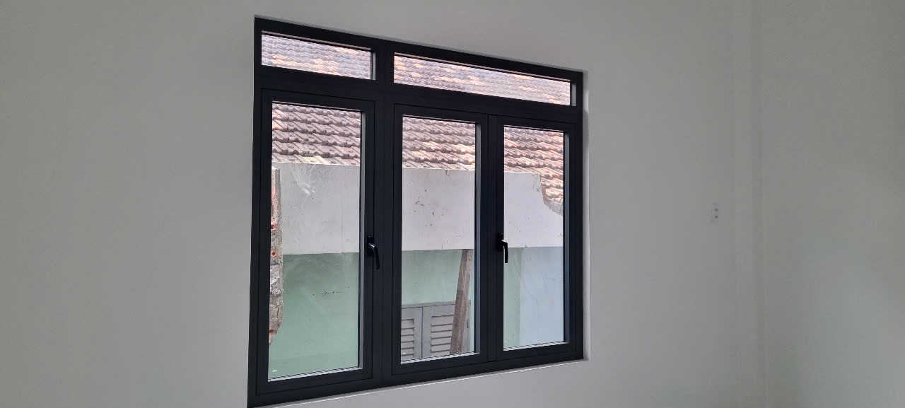 Cửa sổ nhôm hai cánh màu tối