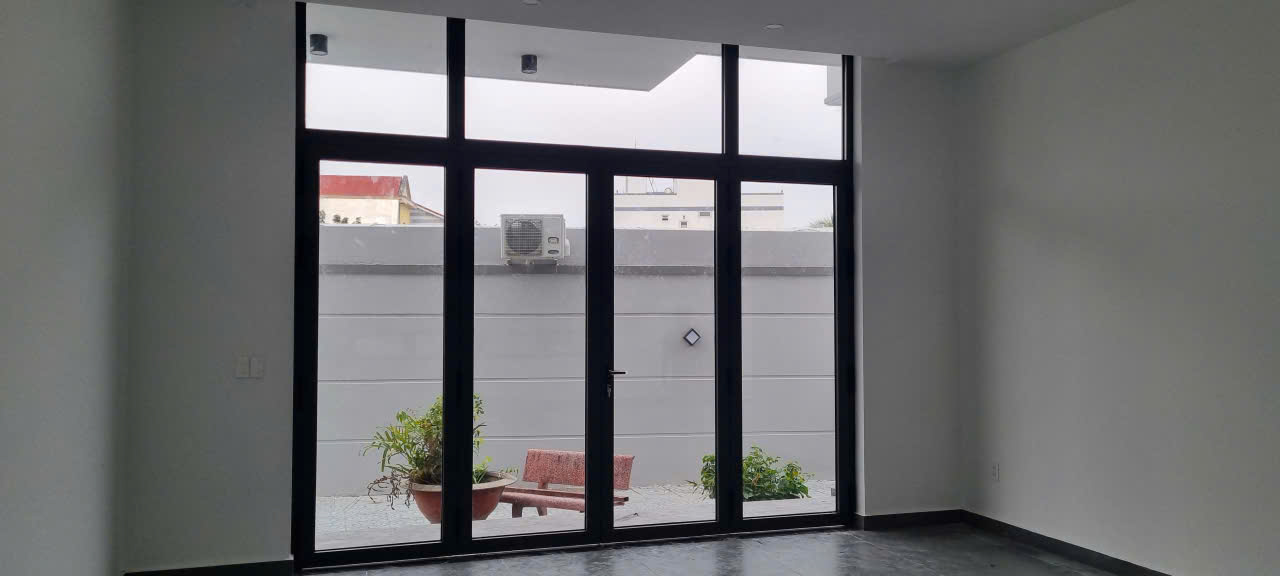 Vách kính lớn kết nối sân trong