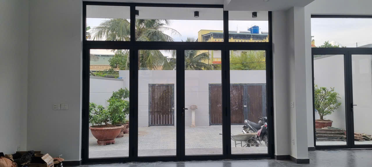 Hệ cửa nhôm kính nhìn ra sân
