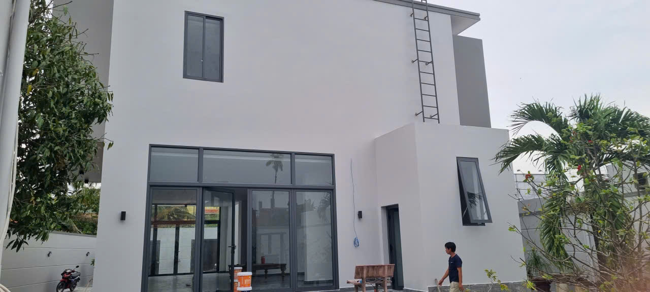 Mặt tiền nhà hoàn thiện cửa nhôm kính