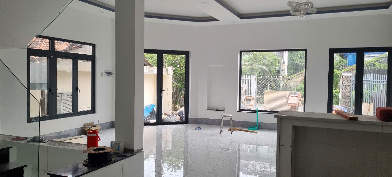 Không gian hoàn thiện nhiều cửa lấy sáng